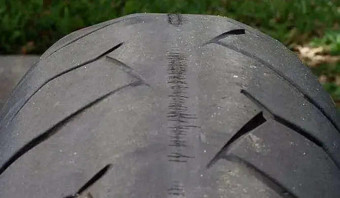 ¿Cómo identificar el desgaste en tus llantas de moto y saber si ...