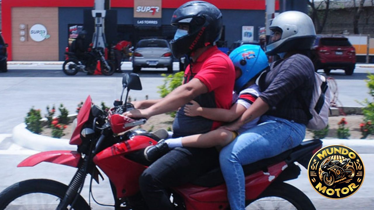 ¿Cuántas personas pueden ir en una moto en Colombia?