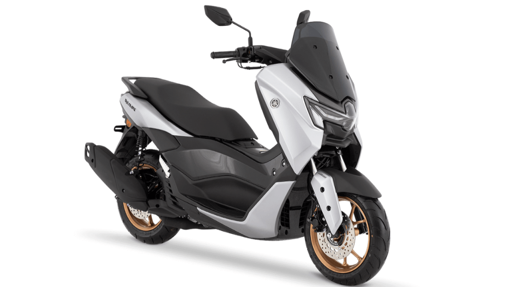 Scooter Yamaha con diseño moderno y aerodinámico, equipada con un carenado frontal distintivo y ruedas de color dorado.