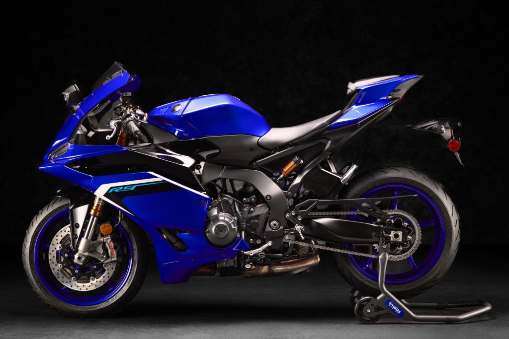 Yamaha R9 2025 en color azul, vista lateral, mostrando su diseño aerodinámico y características deportivas.