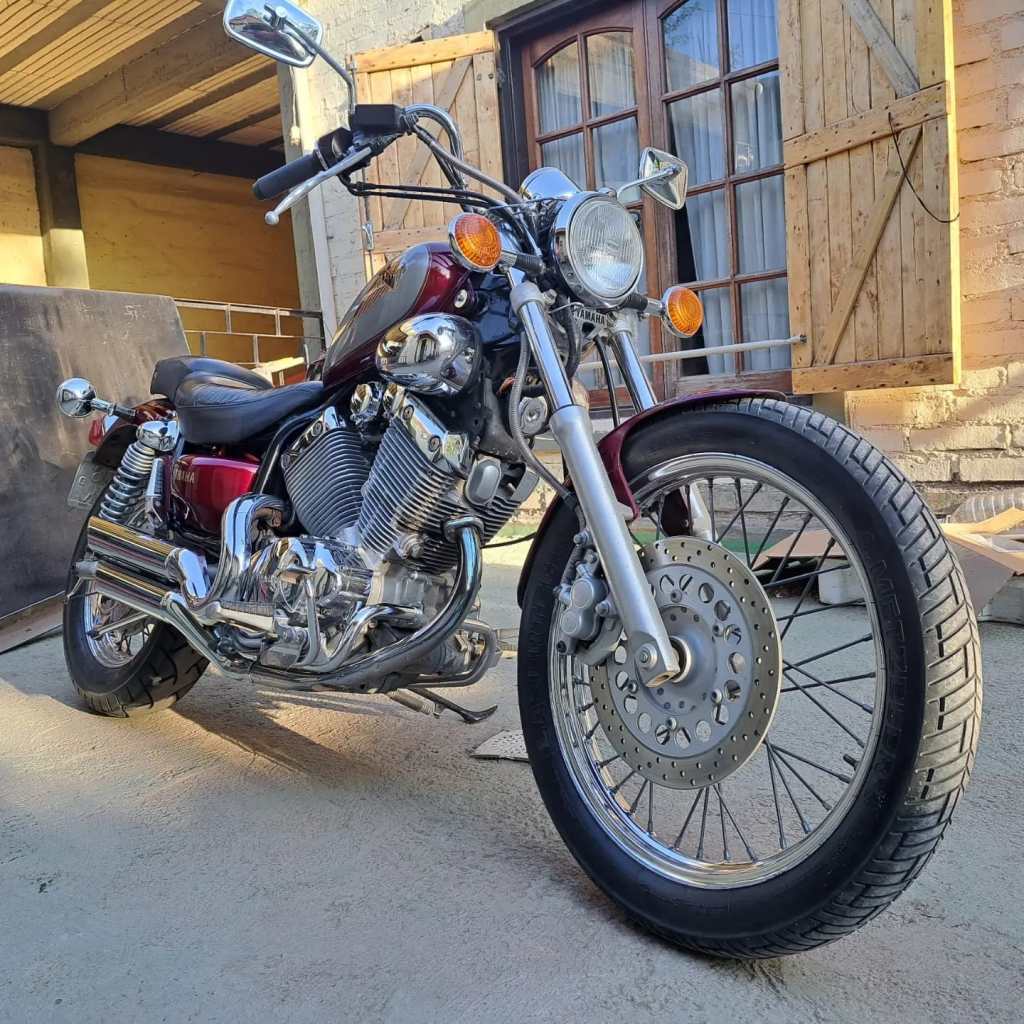 Motocicleta Yamaha Virago aparcada con un diseño clásico, mostrando su motor V-twin, cromados y detalles de estilo custom.