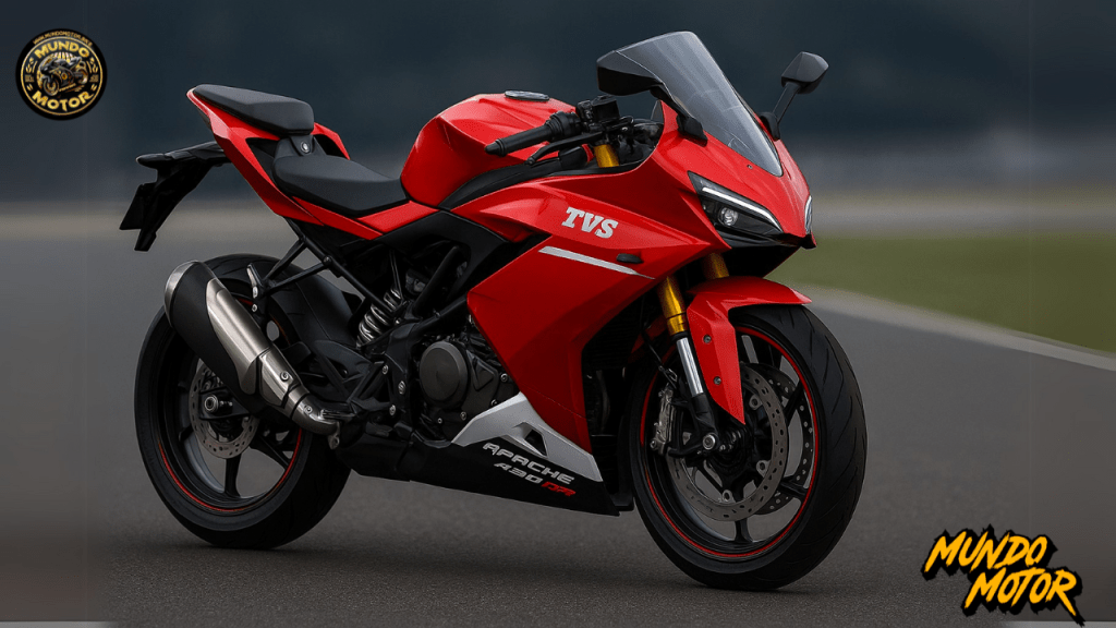 Modelo de motocicleta deportiva roja TVS Apache 450 RR con diseño aerodinámico, carenado completo y chasis moderno, visto desde el lado derecho en una pista.