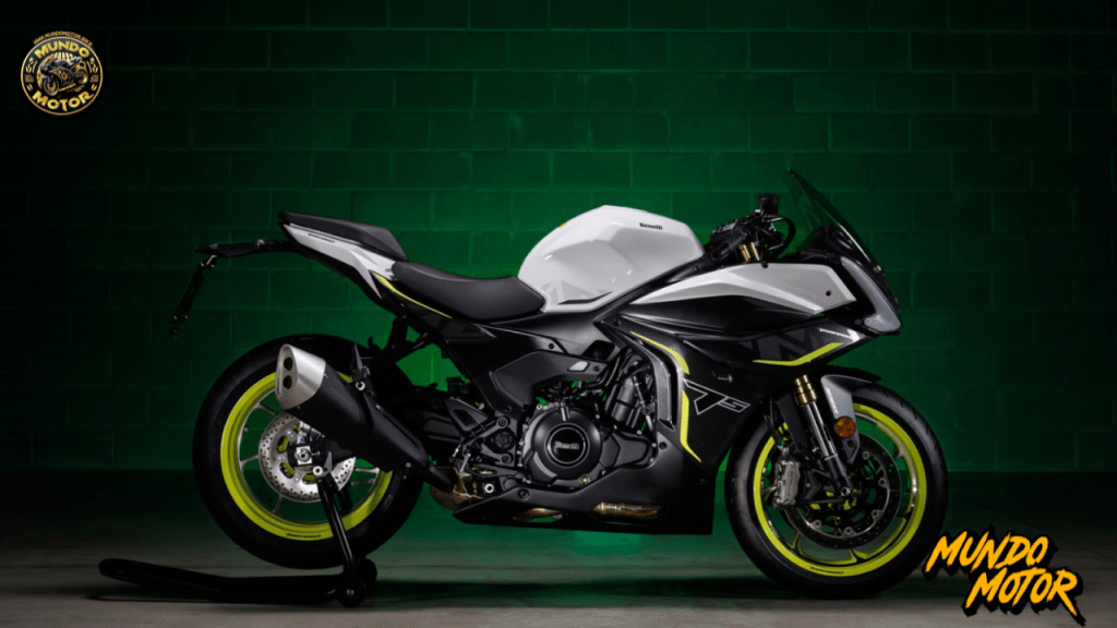 Motocicleta deportiva Benelli Tornado 550 2025 en un fondo verde, destacando su diseño moderno y componentes de alto rendimiento.