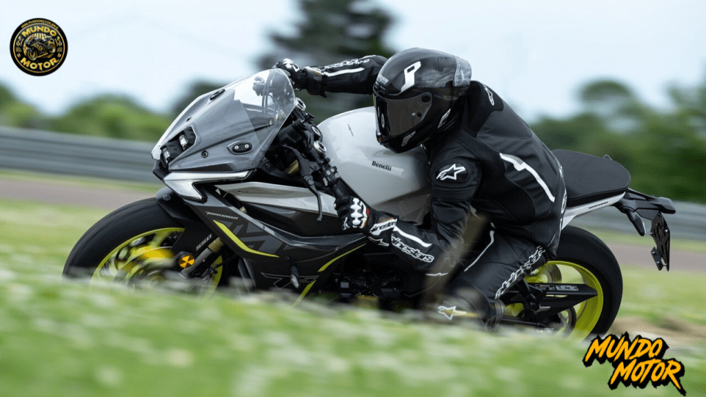Motocicleta Benelli Tornado 550 2025 en movimiento, mostrando su diseño deportivo y moderno, pilotada por un conductor con equipo de protección.