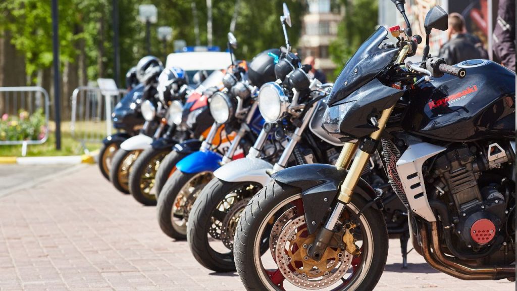 Venta de motos en Colombia se disparó un 40% en marzo 2026: estas son las más vendidas