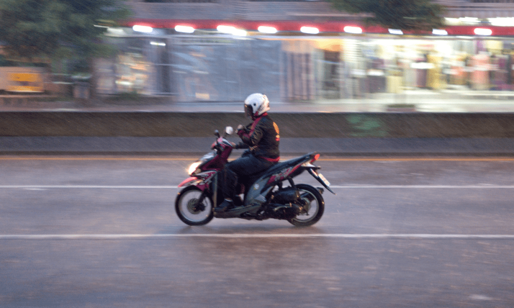 Errores comunes al frenar en lluvia y cómo evitarlos