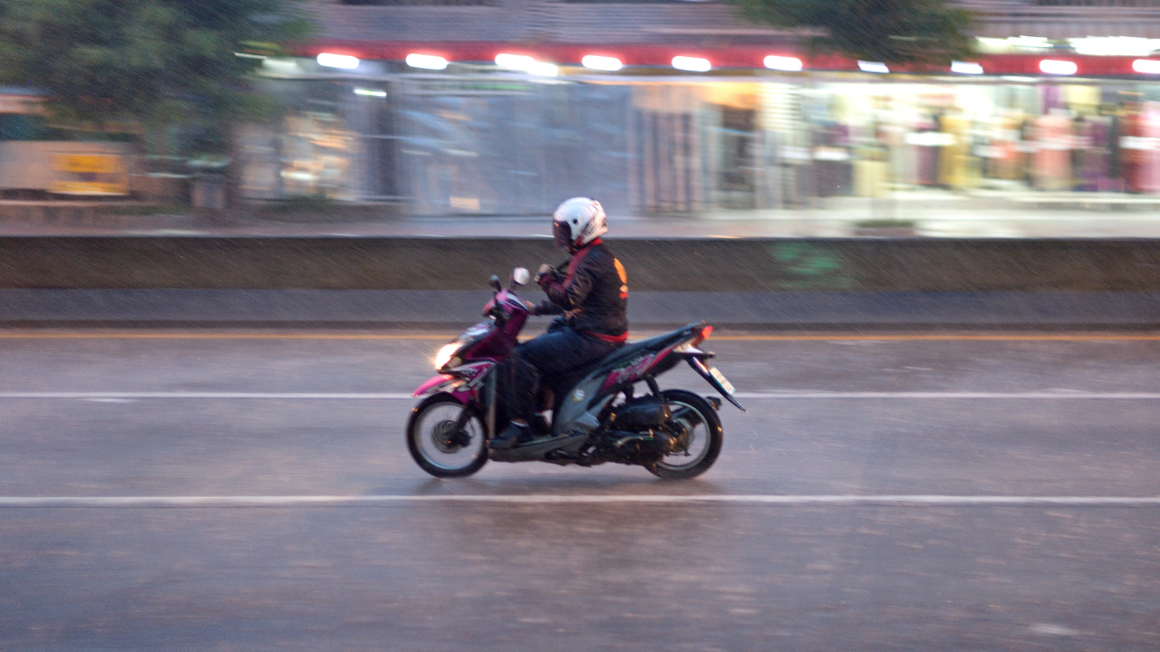 Errores comunes al frenar en lluvia y cómo evitarlos