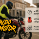 Motociclista europeo con chaleco airbag sube a una moto deportiva en España, junto a infografía que indica +4h en vías abiertas, airbag obligatorio y aumento del costo del curso para el permiso A.