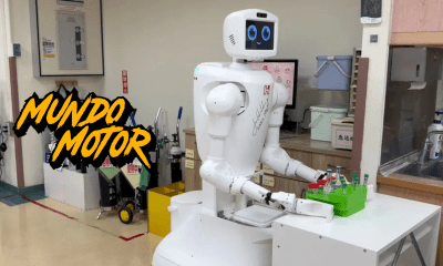 Robot Nurabot de Kawasaki en un hospital, sosteniendo bandejas médicas, con logo de Mundo Motor en primer plano.