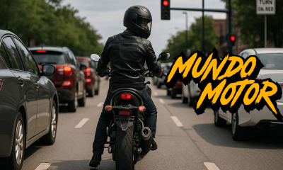 Motociclista realiza lane filtering entre autos detenidos en Minnesota con el logo de Mundo Motor sobreimpreso.