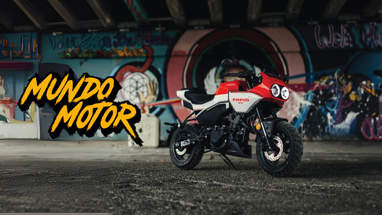 CFMoto Papio SS 2025 estacionada frente a mural urbano, diseño retro y doble faro LED