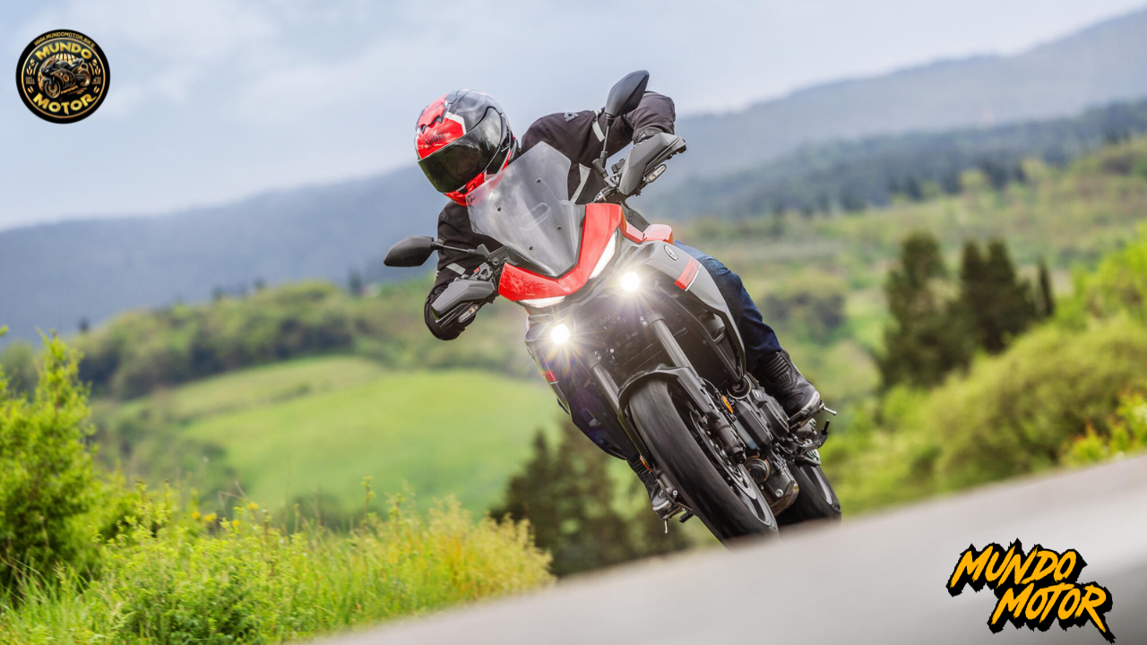 Yamaha Tracer 7 2025 en color rojo circulando por carretera rural