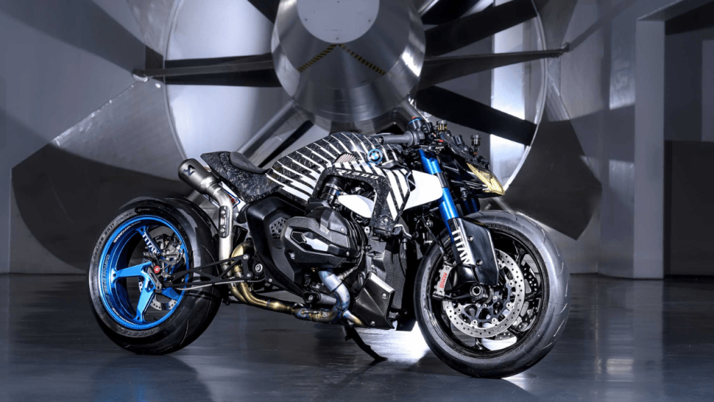 Prototipo BMW R 1300 R 'Titan' con diseño de carreras, carrocería monocasco y componentes de alto rendimiento en un entorno industrial.