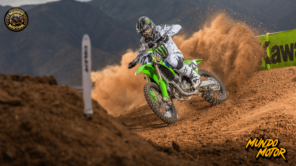 Un piloto sobre la Kawasaki KX450 2026, en una pista de motocross, generando polvo mientras toma una curva.