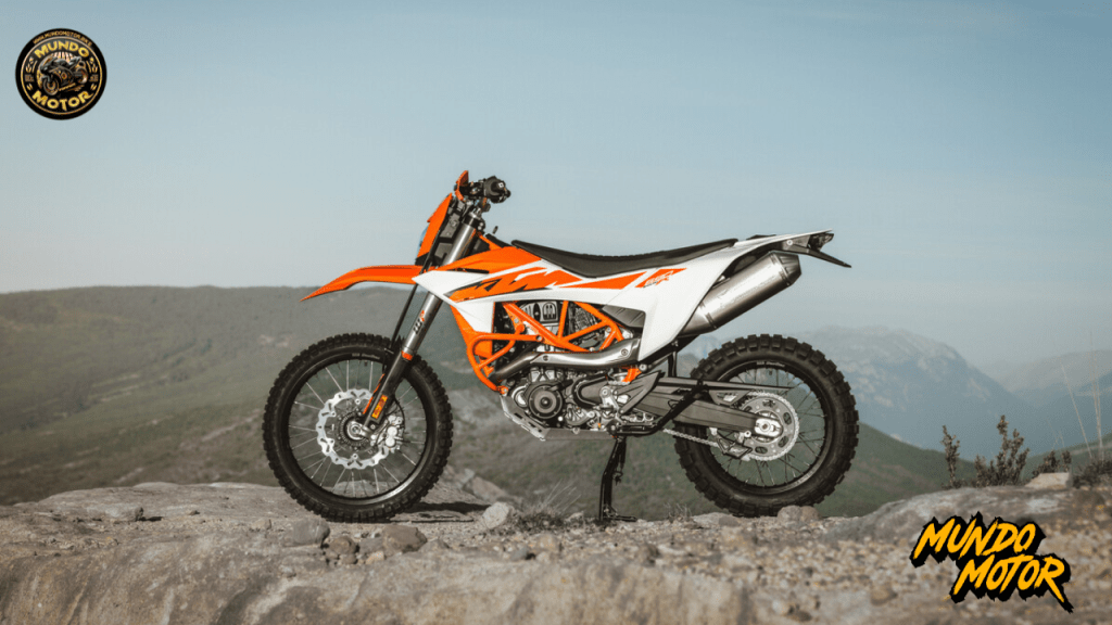 Motocicleta KTM 690 Enduro R 2026 en un paisaje montañoso, mostrando su diseño y características distintivas.