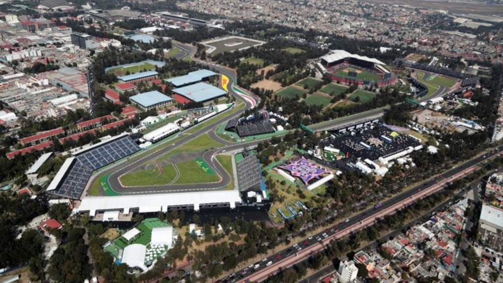 Vista aérea del Autódromo Hermanos Rodríguez en la Ciudad de México, mostrando el circuito, tribunas y áreas circundantes.