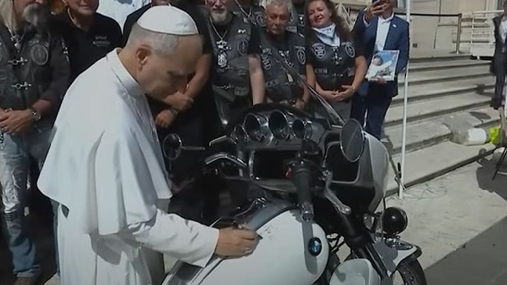 El Papa León XIV firma una BMW R 18 personalizada mientras es acompañado por los Jesus Bikers en el Vaticano.