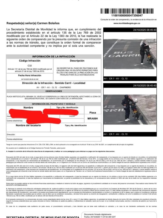 Notificación de comparendo por invasión del carril preferencial en Bogotá, que incluye fecha, código de infracción y descripción del incidente.