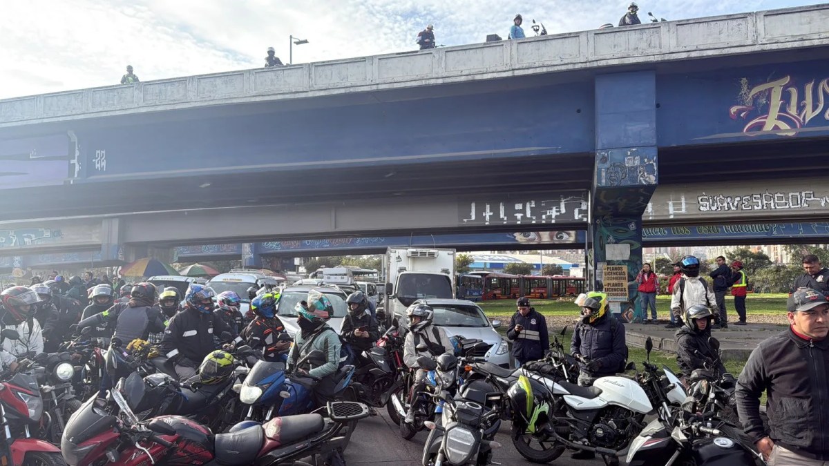 Motociclistas protestando en Bogotá contra el Decreto 528, que restringe la circulación de motos durante el puente festivo.