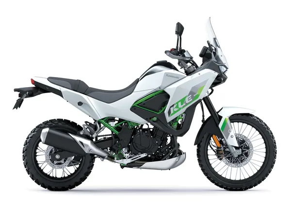 Kawasaki KLE500 2026, motocicleta adventure-touring de media cilindrada, color blanco y verde, vista lateral destacando su diseño moderno y componentes técnicos.