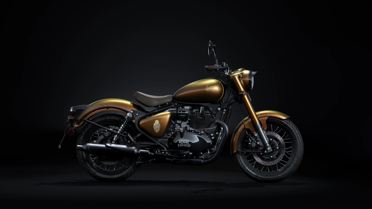 Imagen de una motocicleta Royal Enfield con un acabado en color dorado y negro, destacando su diseño clásico y elegante. La motocicleta está presentada sobre un fondo negro que realza sus características estéticas.