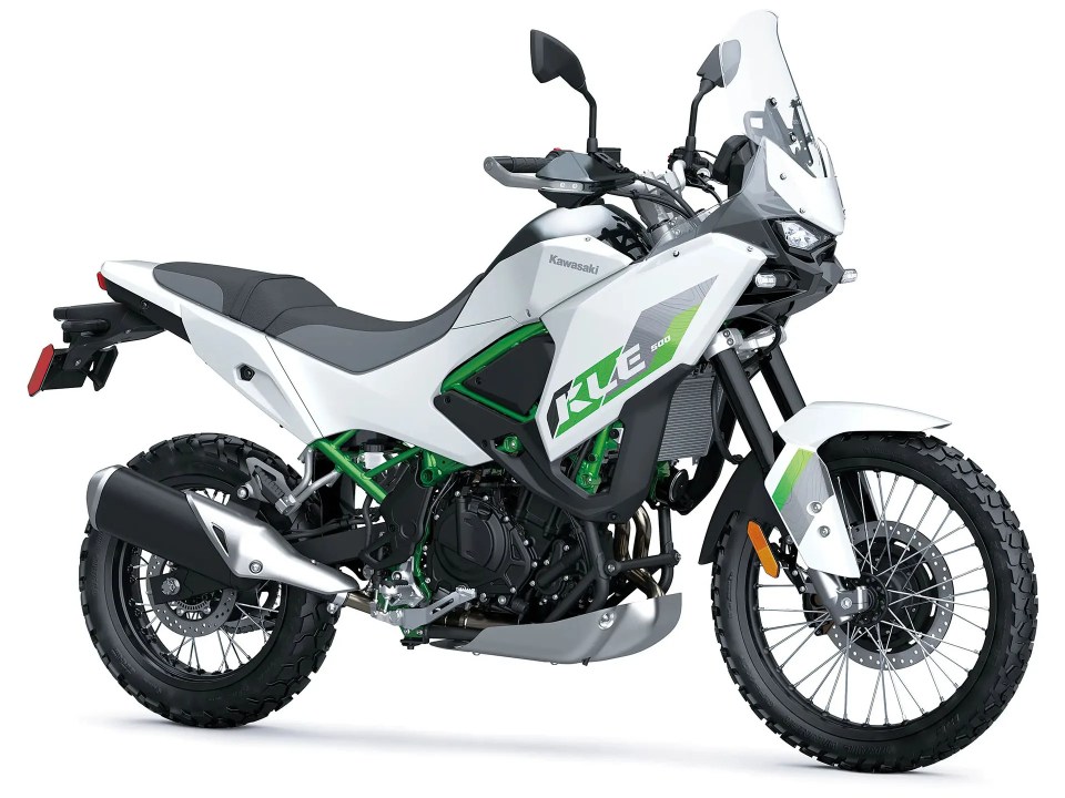 Kawasaki KLE 500, una moto trail con diseño práctico, motor bicilíndrico de 451 cc, rueda delantera de 21 pulgadas y ergonomía diseñada para comodidad en trayectos largos.