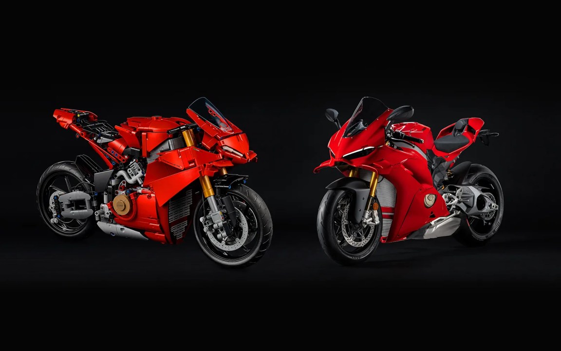 Imagen de dos motocicletas Ducati en un fondo negro, una de ellas con un diseño deportivo y moderno, destacando su color rojo brillante y detalles en plata, mientras que la otra muestra una construcción más técnica y minimalista, también en rojo.