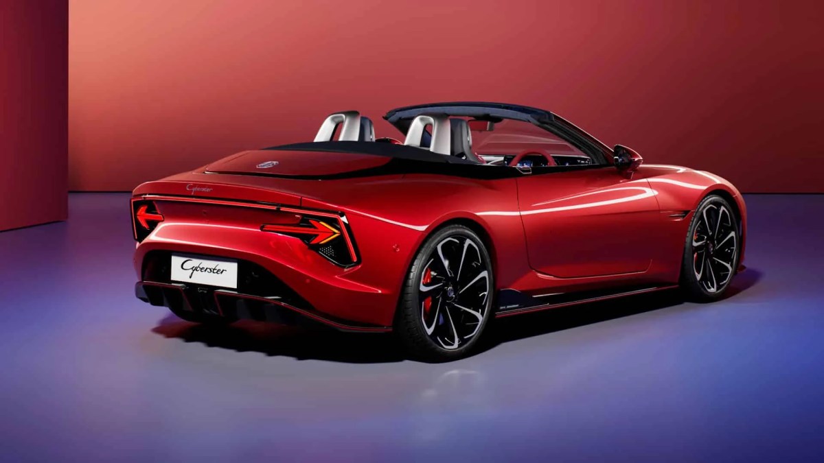 Vista trasera del MG Cyberster, un roadster eléctrico rojo con diseño moderno, destacando sus luces traseras y llantas deportivas.