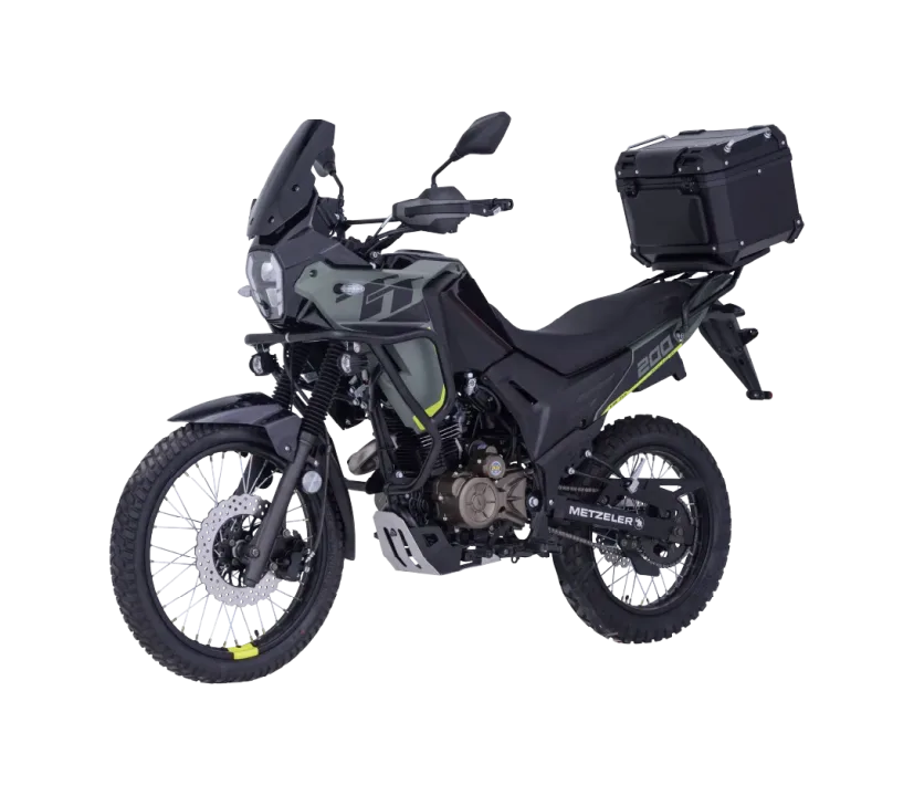 Motocicleta AKT TT 200 Rally Edition de color negro con detalles en verde, equipada con maletero en la parte trasera, diseñada para uso off-road y urbano.