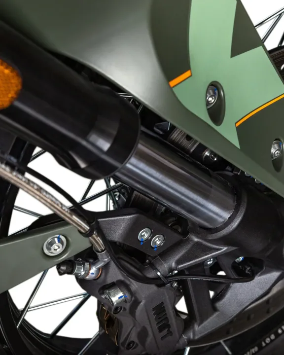 Detalle del sistema de suspensión y frenos de la Brixton Crossfire 500 STORR, mostrando el amortiguador trasero y la pinza de freno.