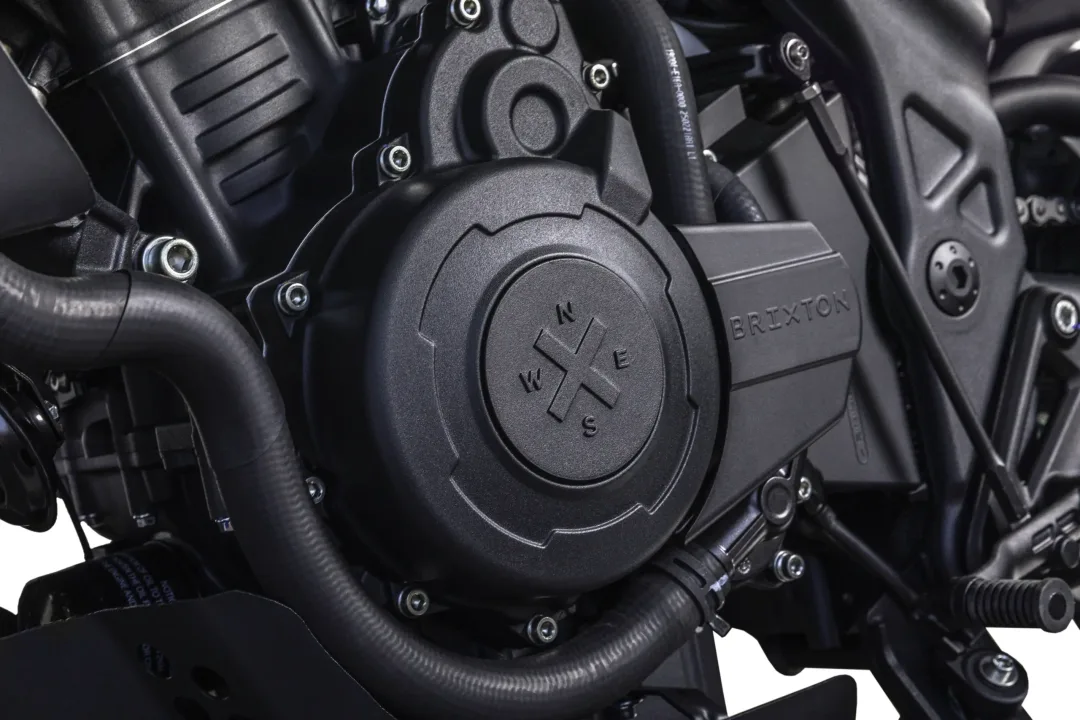 Cerca del motor bicilíndrico de 486 cc de la Brixton Crossfire 500 STORR, mostrando detalles de su diseño y componentes.