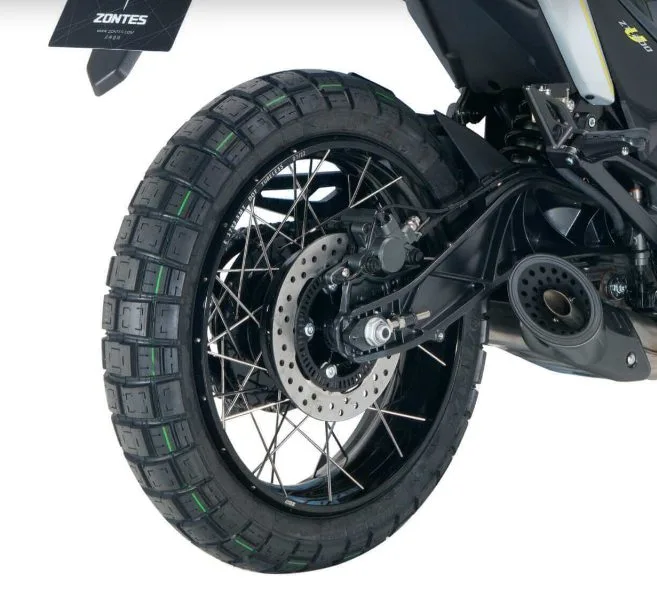 Vista detallada de la rueda trasera de la moto Zontes U1 200, mostrando el neumático de diseño robusto, el sistema de frenos de disco y la estructura del basculante.