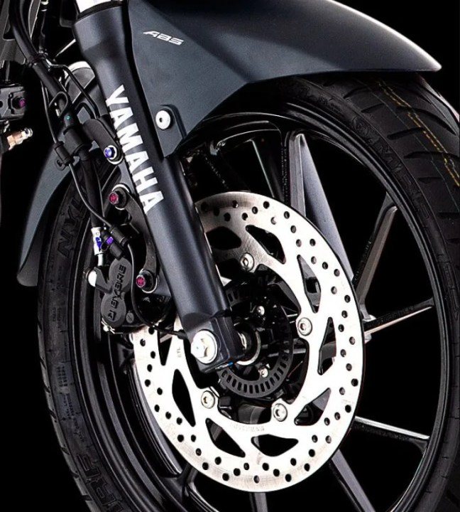 Detalle de la suspensión delantera y freno de disco de la Yamaha FZ25 ABS, mostrando la estética y tecnología de la motocicleta.