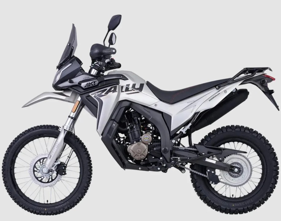Motocicleta Voge DS 300 Rally en color plateado, diseñada para uso off-road, con suspensiones de largo recorrido y llantas de radios tipo rally.