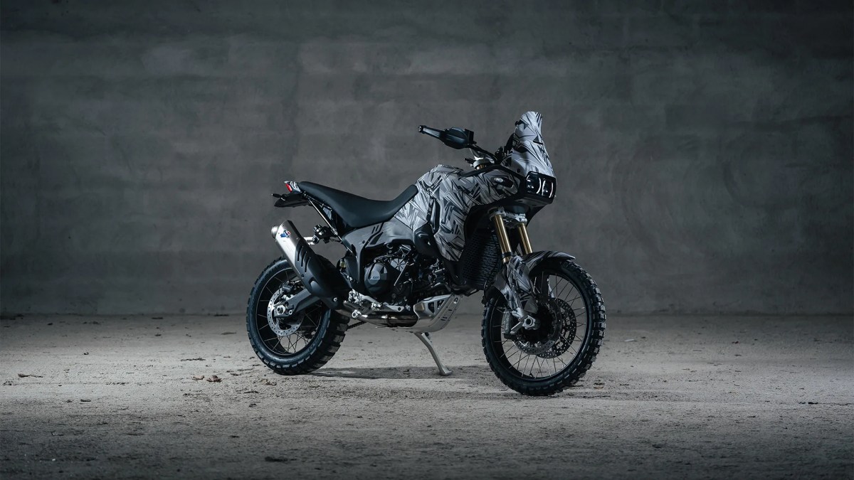 Prototipo de la Ducati DesertX 2026 presentado en EICMA 2025, mostrando su diseño camuflado y detalles de estilo de moto de aventura.