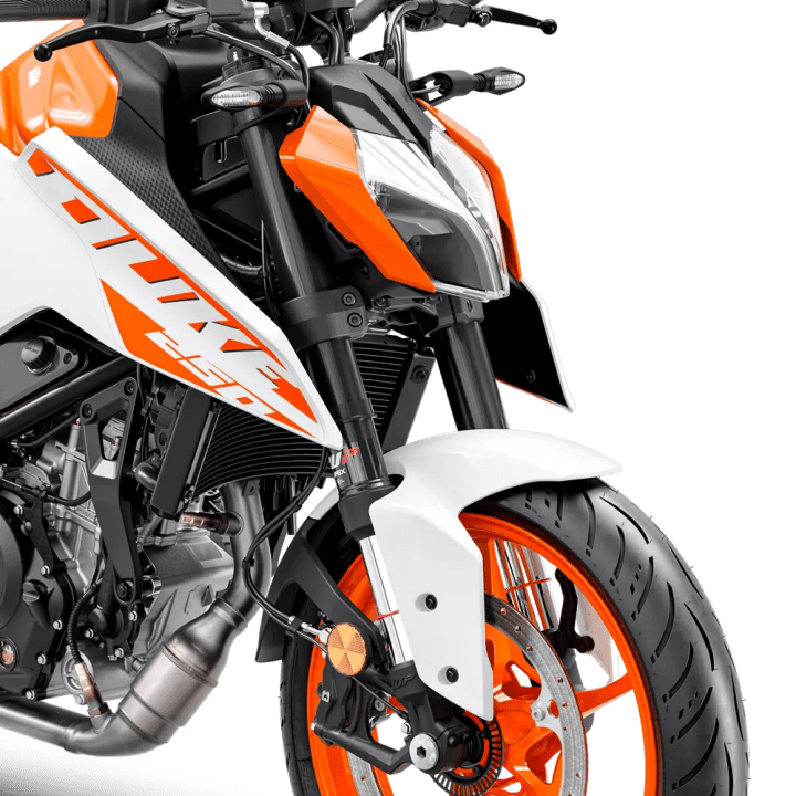 Vista cercana de la motocicleta KTM 250 Duke, destacando su chasis y parte frontal, con detalles en color naranja y blanco.