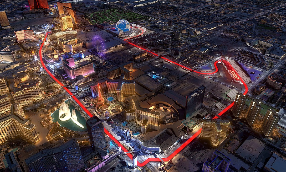 Vista aérea del circuito urbano de Las Vegas, destacando la ruta del Gran Premio de Fórmula 1 con luces brillantes y edificios emblemáticos de la ciudad.