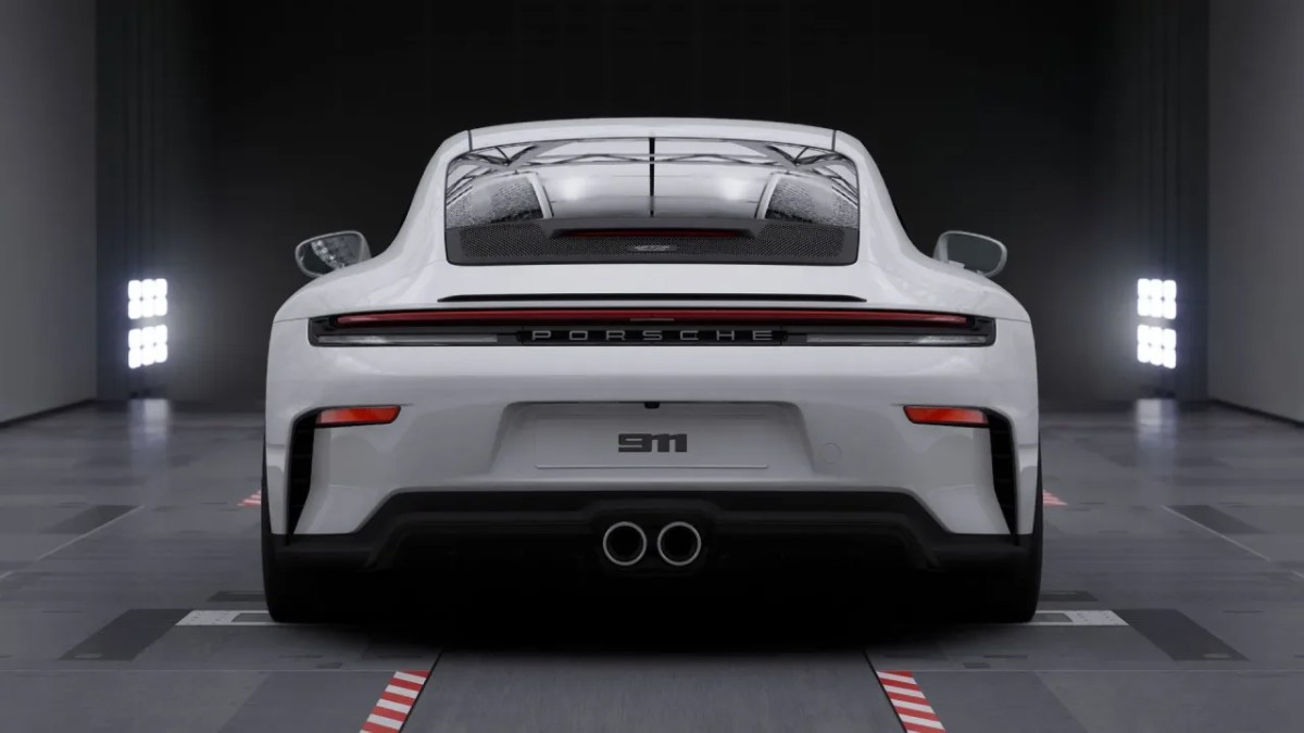 Vista trasera de un Porsche 911 blanco en un entorno moderno y elegante.