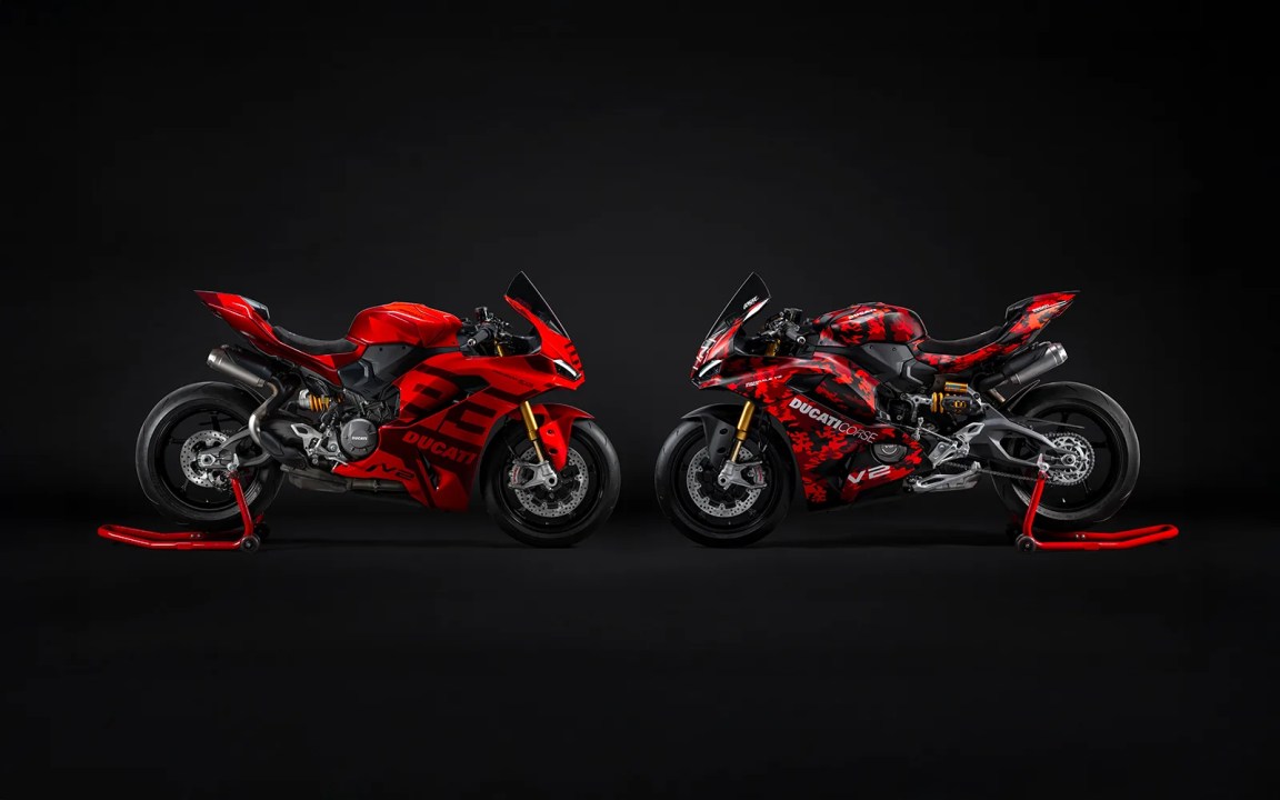 Dos motocicletas Ducati Panigale V2 en diferentes colores y decoraciones, exhibidas en un fondo negro.