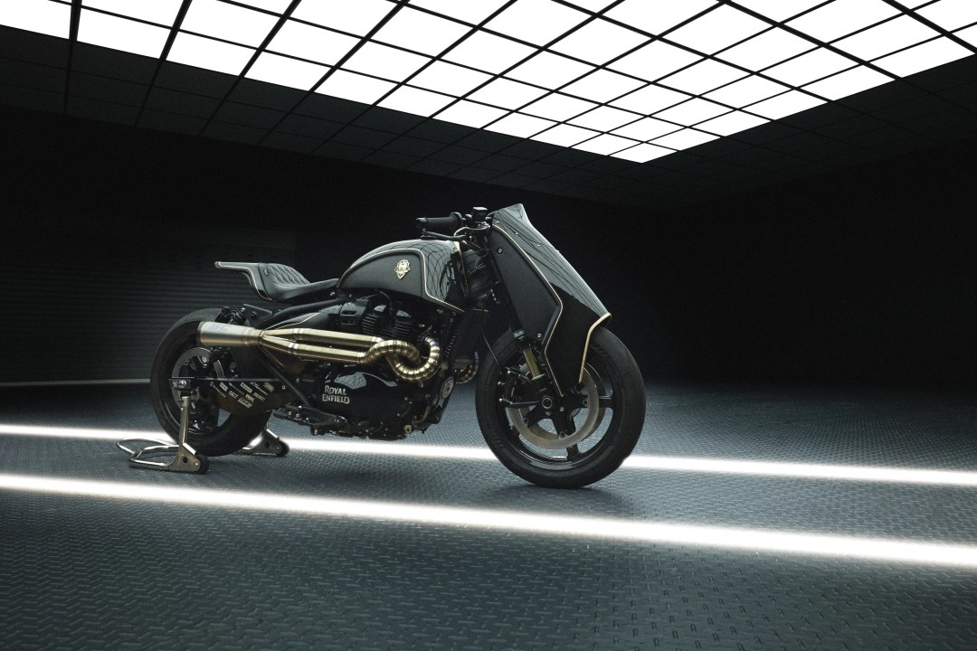 Motocicleta Royal Enfield personalizada en un fondo oscuro, con diseño moderno y detalles en negro y dorado.