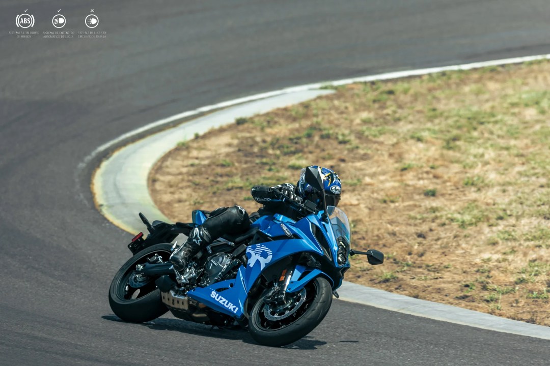 Motocicleta Suzuki GSX-8R en una curva de pista, pilotada por un motociclista con equipo de protección.