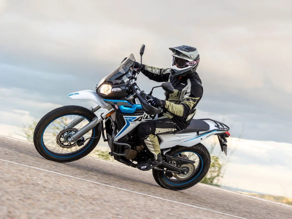 Motocicleta Voge DS 300 Rally en movimiento, equipada para aventura, con un diseño optimizado para terrenos off-road.