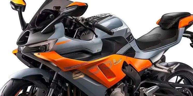 Imagen de la motocicleta VOGE RR500S 2026, con un diseño deportivo y moderno en tonos grises y naranjas. Se destacan el carenado integral, el manillar, y el asiento ergonómico, reflejando tecnología avanzada para un rendimiento óptimo.