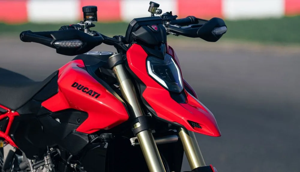 Detalle frontal de la Ducati Hypermotard V2 2026, mostrando su diseño aerodinámico y componentes electrónicos avanzados.