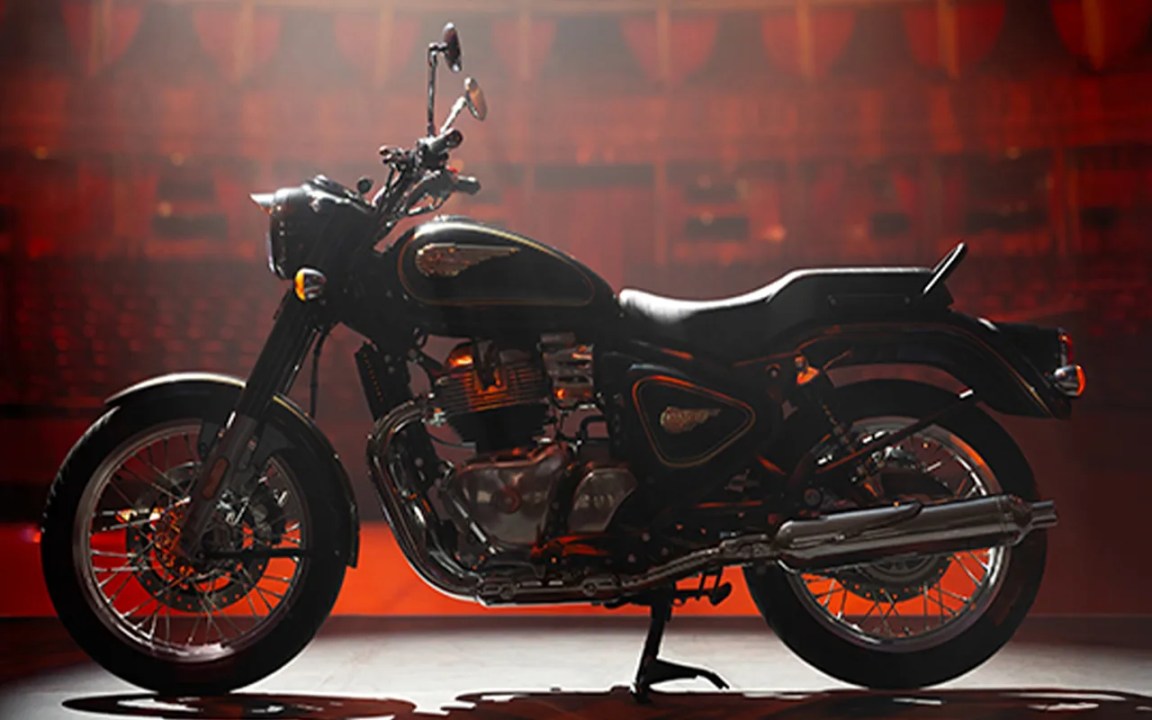 Motocicleta Royal Enfield Bullet 650 2026 en un escenario iluminado, mostrando su diseño clásico con carrocería metálica y detalles retro.