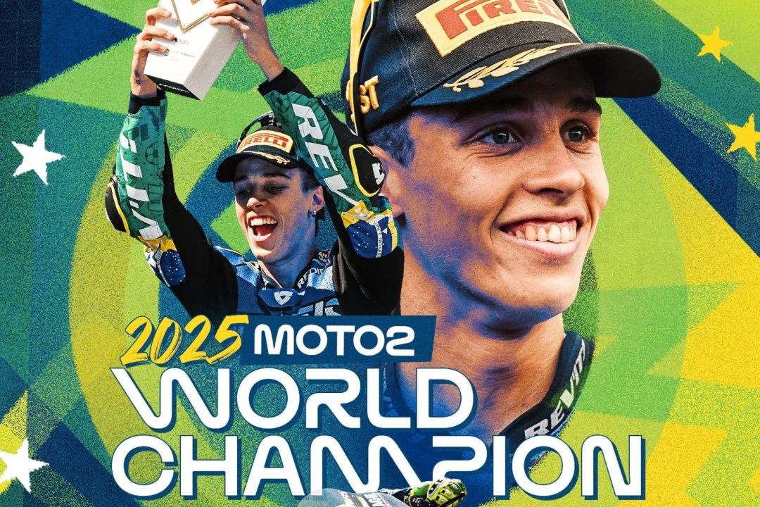 Imagen con el texto que celebra a Diogo Moreira como el campeón del mundo de Moto2 2025, mostrando su emotiva sonrisa mientras sostiene un trofeo, con elementos gráficos coloridos de fondo.