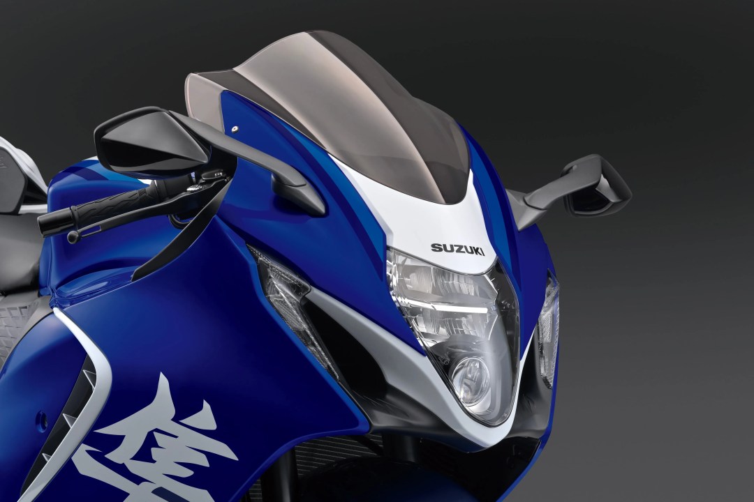 Vista cercana de la parte frontal de la Suzuki Hayabusa 2026 en un acabado azul, mostrando el diseño aerodinámico, faros y manillar.