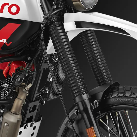 Primer plano de la suspensión delantera y el motor de la motocicleta Hero XPulse 200 Rally, destacando su diseño robusto y funcional.