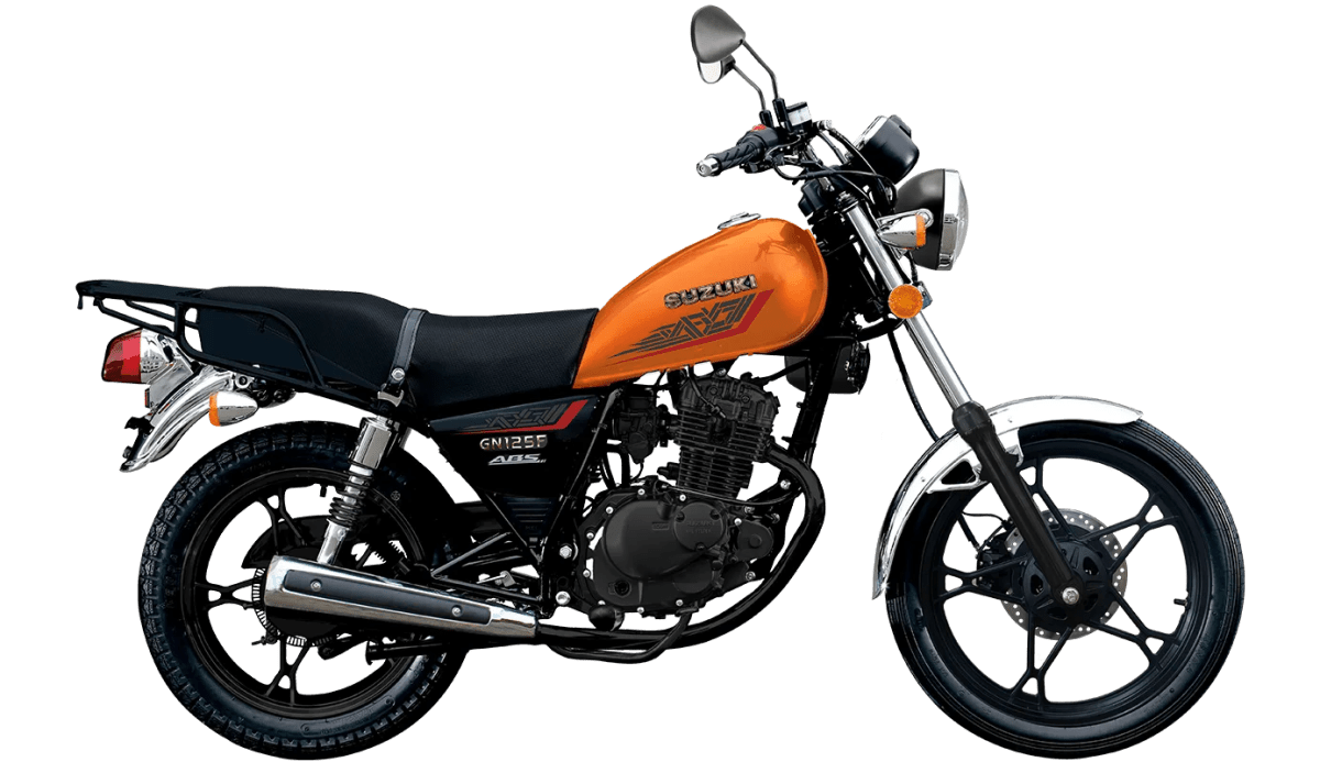 Motocicleta Suzuki GN125 color naranja, con diseño retro y asiento negro, vista lateral.