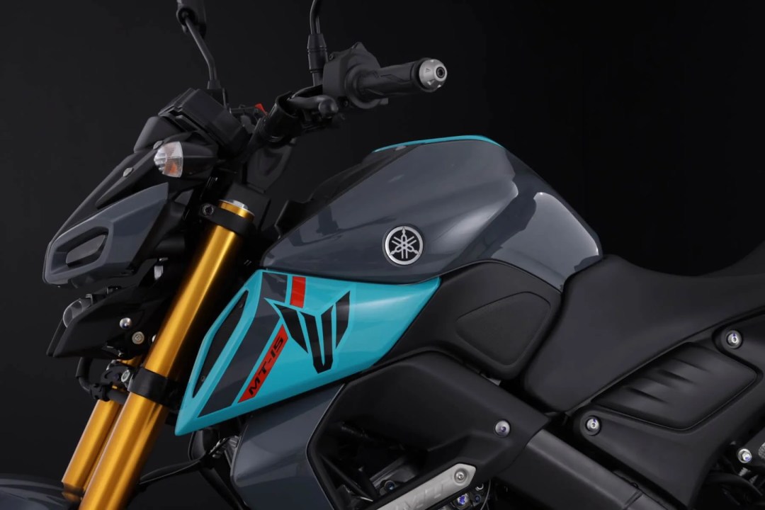 Detalle de una motocicleta Yamaha MT-15 con diseño en azul y gris.